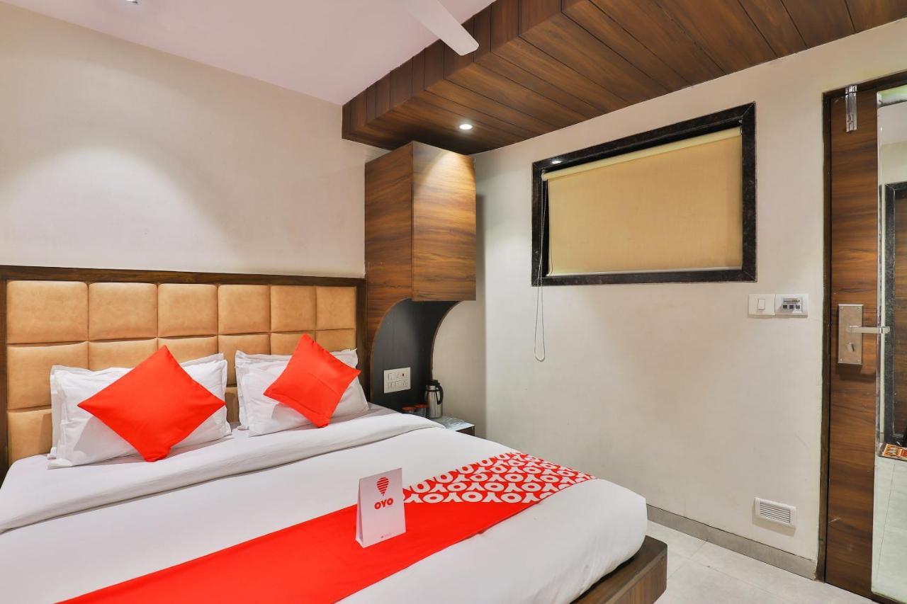 Oyo 1389 Hotel Relax Inn Surate Exterior foto