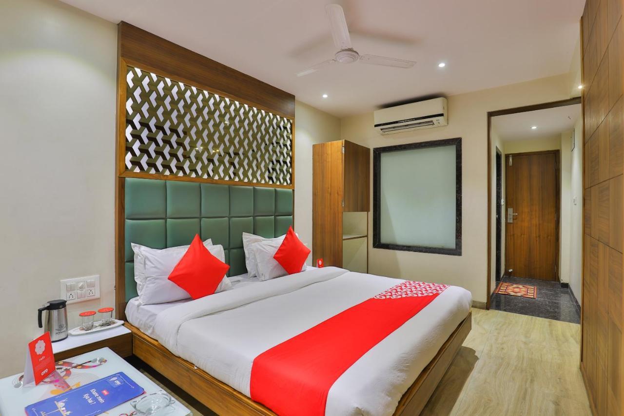 Oyo 1389 Hotel Relax Inn Surate Exterior foto