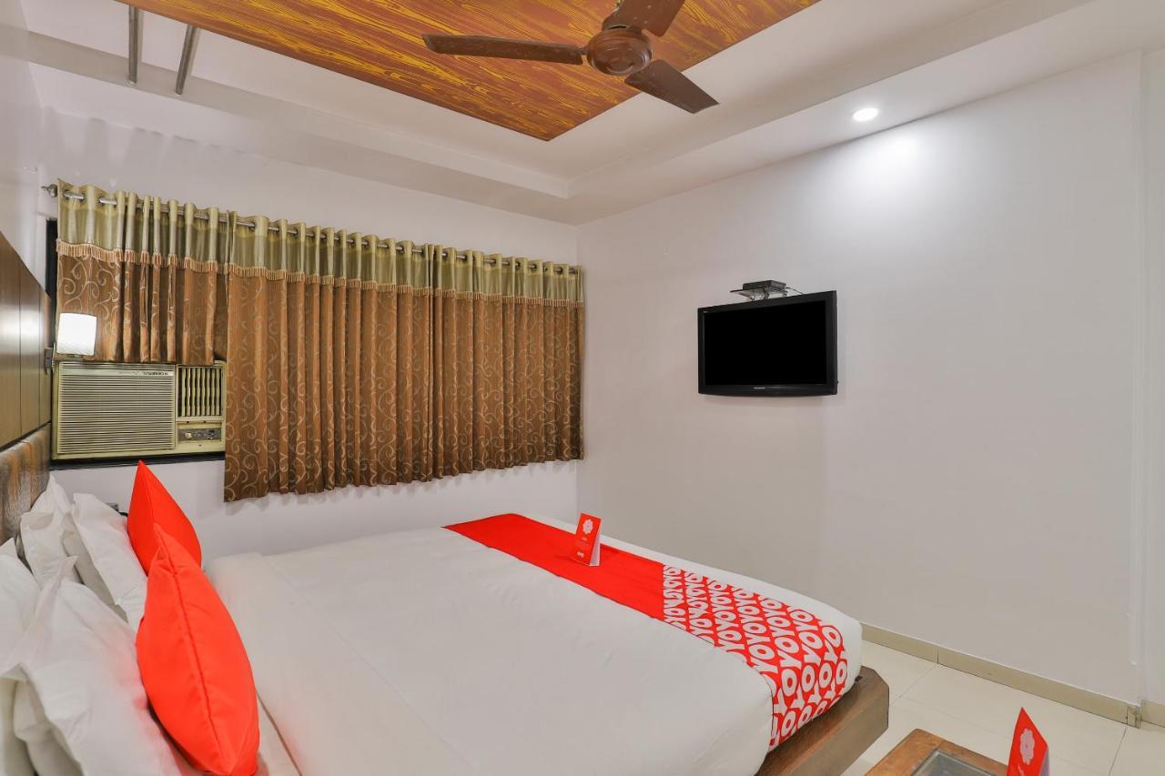 Oyo 1389 Hotel Relax Inn Surate Exterior foto