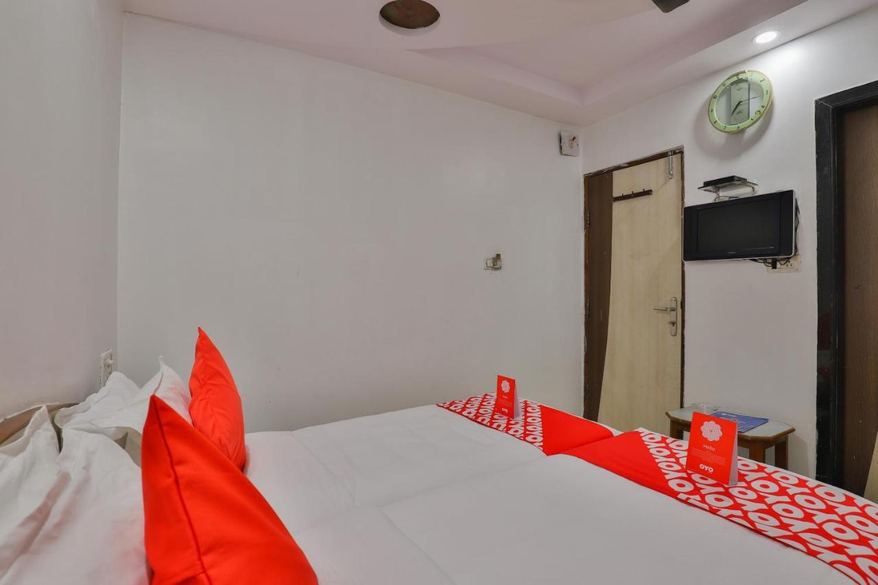 Oyo 1389 Hotel Relax Inn Surate Exterior foto