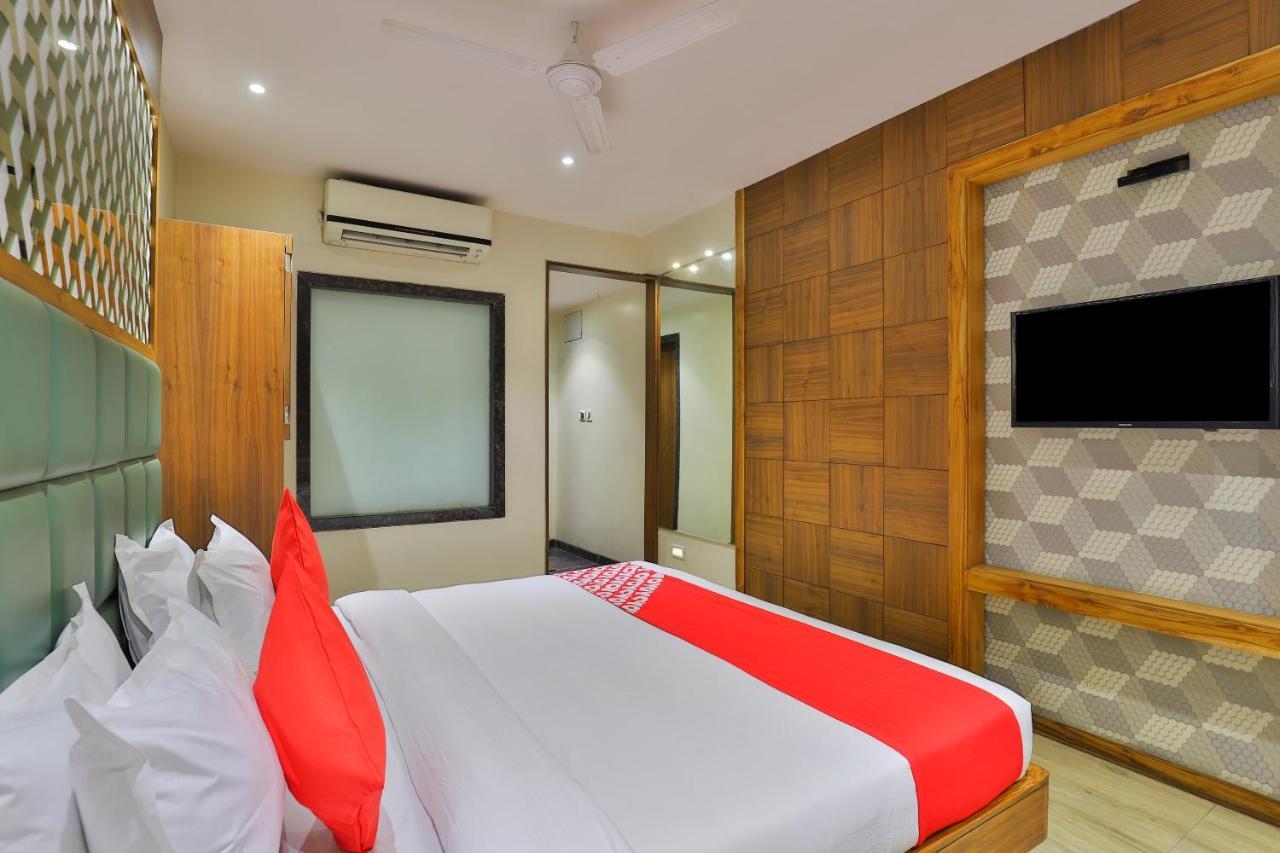 Oyo 1389 Hotel Relax Inn Surate Exterior foto